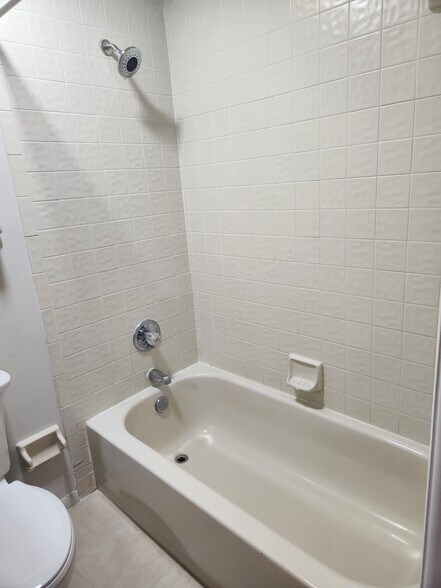 Building Photo - 9712 Saratoga Park Ct