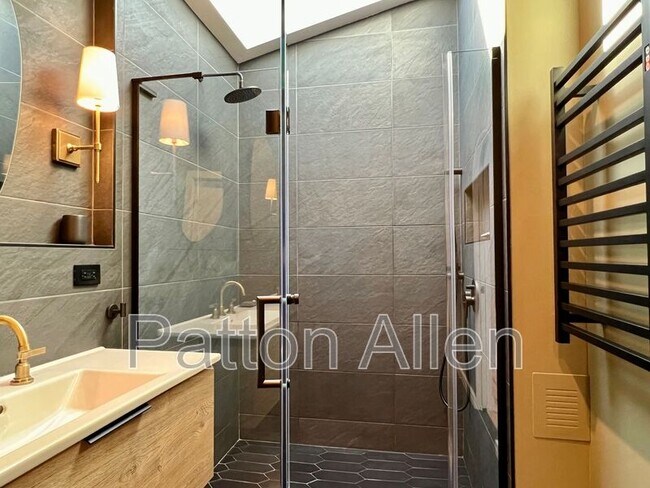 Building Photo - 206 Waynesville Ave