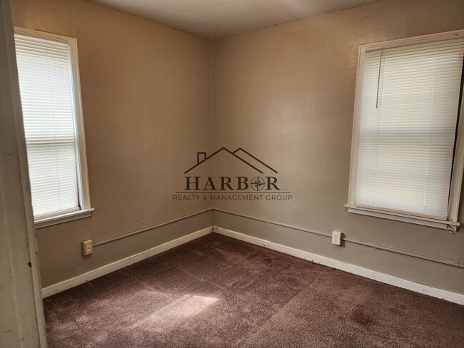 Building Photo - 806 15th St NE