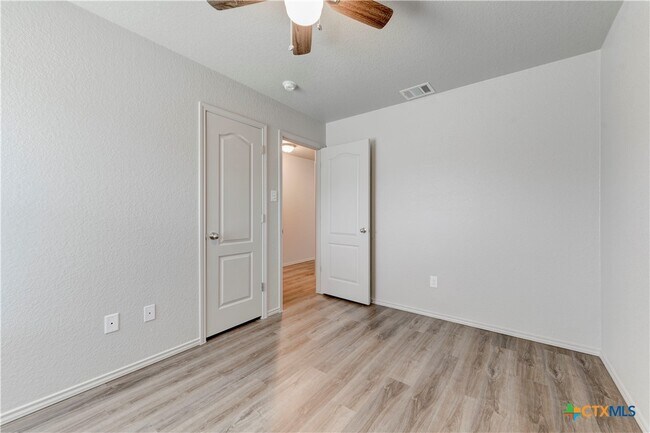 Building Photo - 605 Lost Trl