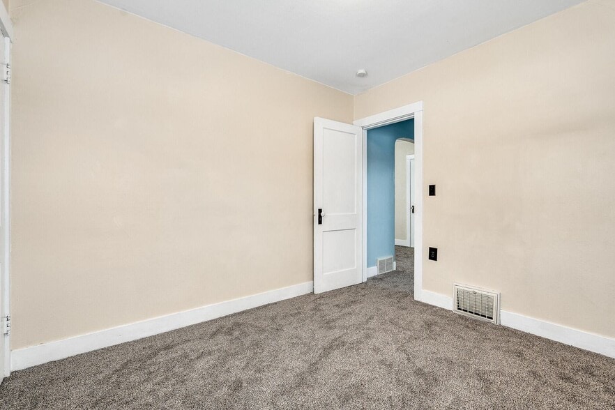 Building Photo - 304 Losey Blvd S