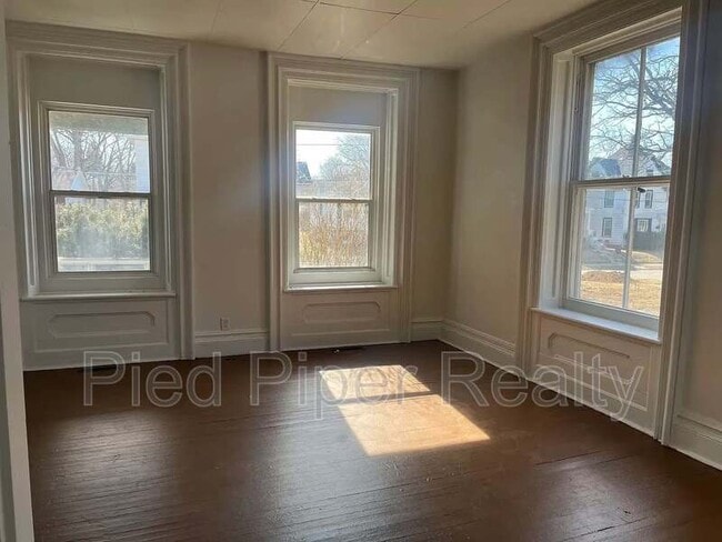 Building Photo - 404 E Prospect Terrace