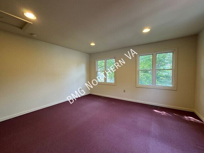 Building Photo - 8903 Tudor Ln
