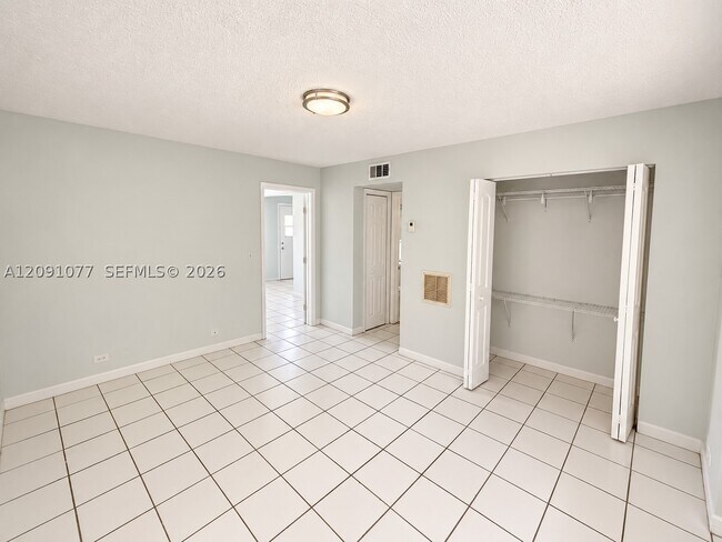Building Photo - 1610 NW N River Dr