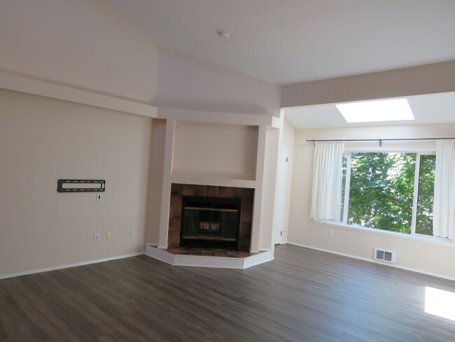 Building Photo - South Rose Hill Spacious updated Condo w/V...