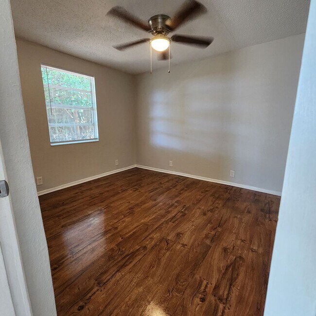 Building Photo - 3/2 Corner Lot Home