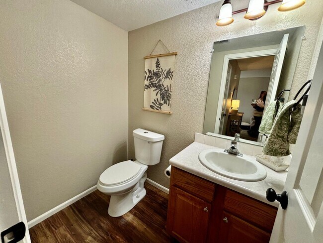 Building Photo - Spacious 2 Bed 2.5 Bath Townhouse in Northeast Fort Collins