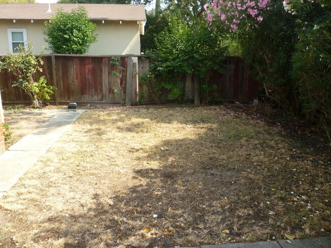 Building Photo - Concord! Dana Estates 3 bedroom 2 bathroom...