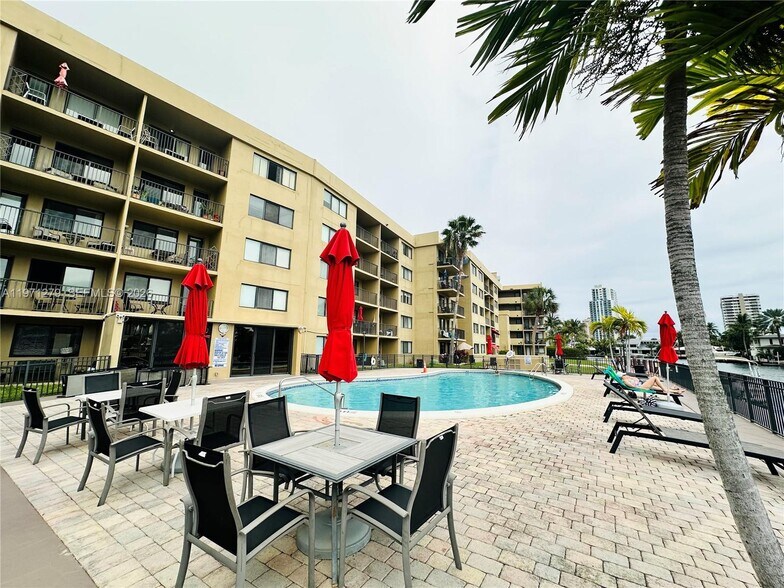 Building Photo - 301 Golden Isles Dr