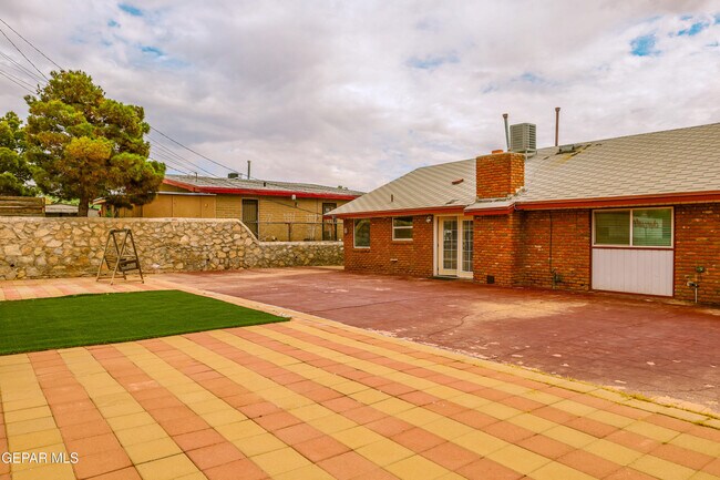 Building Photo - 5822 Beaumont Pl