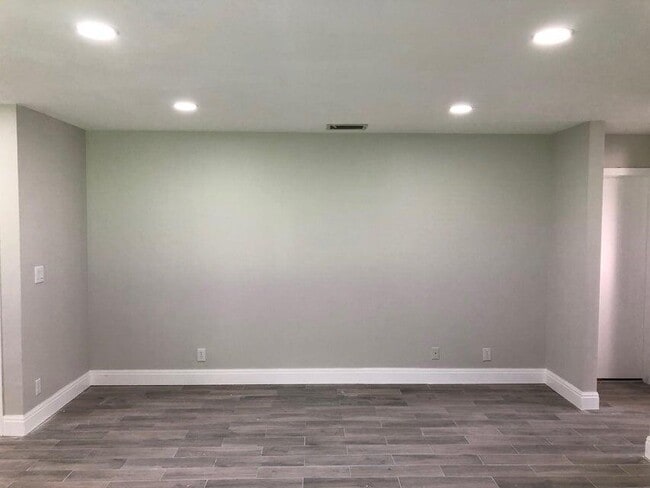 Building Photo - 11180 SW 17th Manor