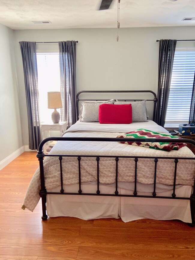 Building Photo - 3BD/2.5BA Home in Chicks Beach with Garage...