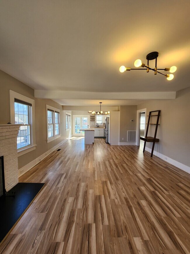 Building Photo - Oakley Rental with Most Utilities Included!