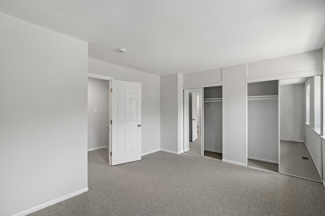 Building Photo - Renovated Hilltop Village Townhouse-Available 5/15/26