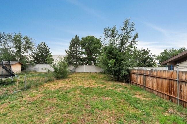 Building Photo - Spacious West Valley Duplex