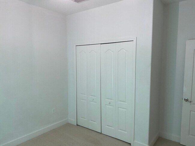 Building Photo - 4 Bedroom / 2 Bath Home in Royal Trails