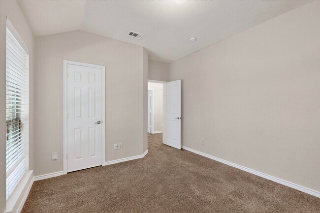 Building Photo - Spacious & Stylish Home in Quail Run-North...