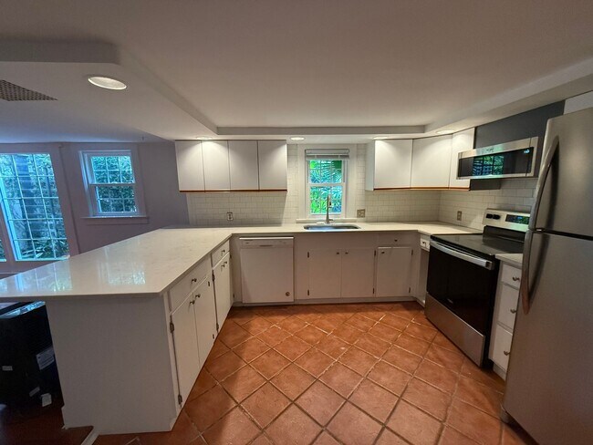 Building Photo - Charming Carriage Home Near The Charleston Battery
