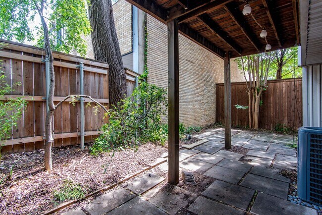 Building Photo - Stunning Contemporary 3-Story 3/2/2 Townhome in Oaklawn Gated Community!