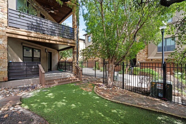 Building Photo - 6533 E Hill Dr