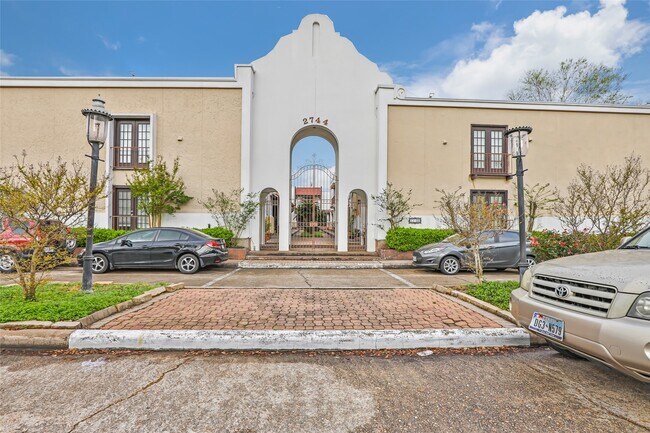 Building Photo - 2744 Briarhurst Dr