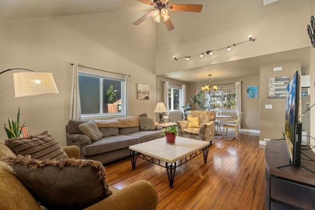 Building Photo - 749 Eagle Dr