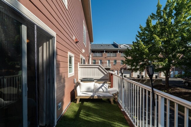 Building Photo - Live steps from Lake Michigan in this spac...