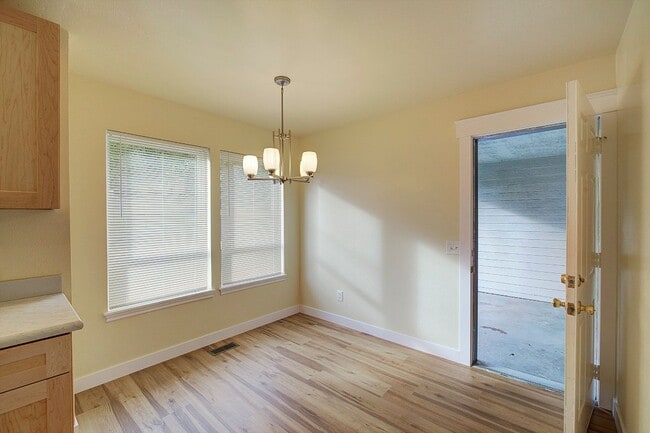 Building Photo - 3Bd/2.5Ba Lynnwood Duplex