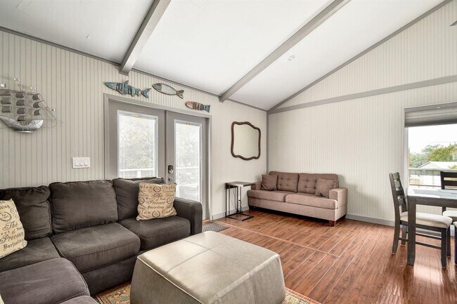 Building Photo - 2591 Lakeshore Dr