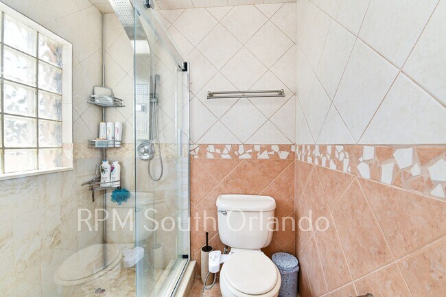 Building Photo - 4 Bedroom, 2 bathroom, 2 car garage, pool, backyard, close to Universal Studios and International...
