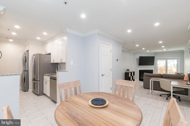 Building Photo - 255 S Pickett St