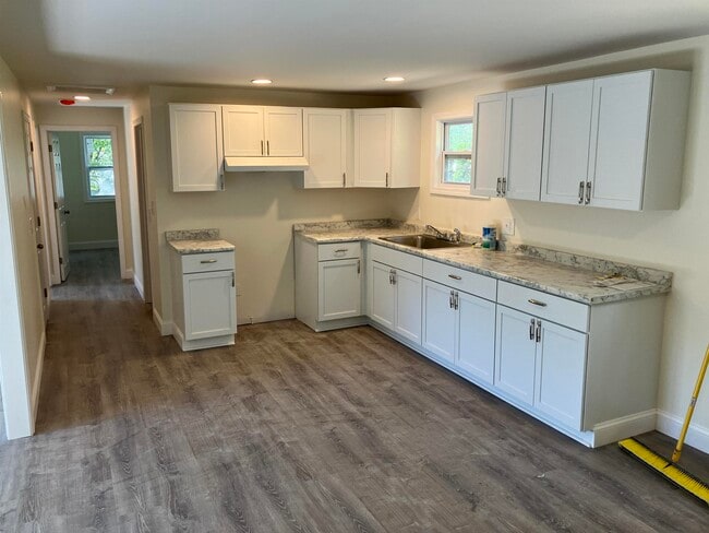 Building Photo - 6 Willowbrook Dr