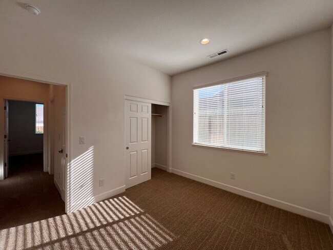 Building Photo - Spacious 3 bedroom home in Fernley