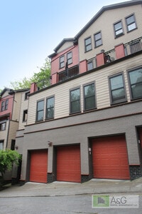 Building Photo - Charming 1-Bedroom Condo with Garage in Prime Goose Hollow Location