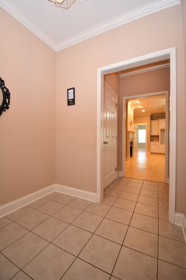 Building Photo - Spacious 3 Bedroom, 2 Bath Home