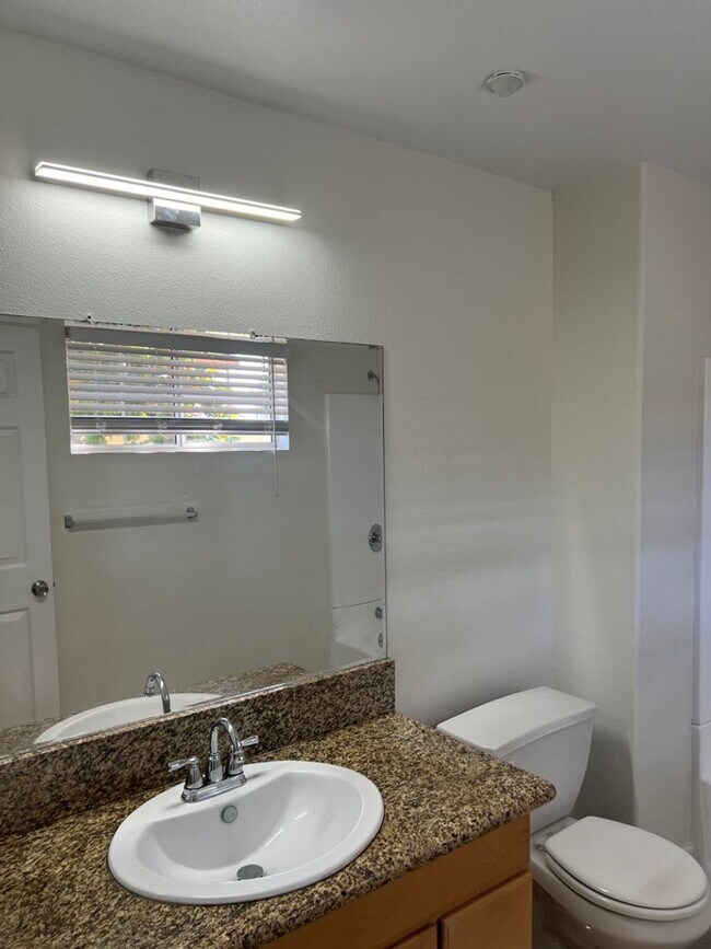 Building Photo - Delong Townhomes