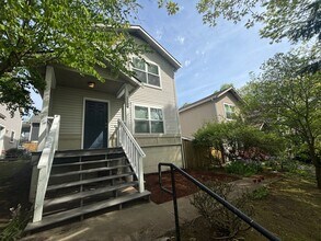 Building Photo - Available Now! Charming Home Across from Judkins Park