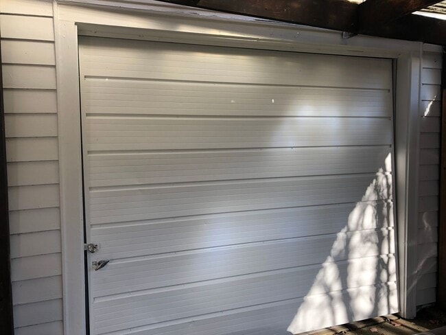 Building Photo - Campus House ~ 3 bedroom, 2 bath