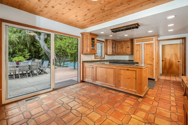 Building Photo - 1539 Miramar Ln