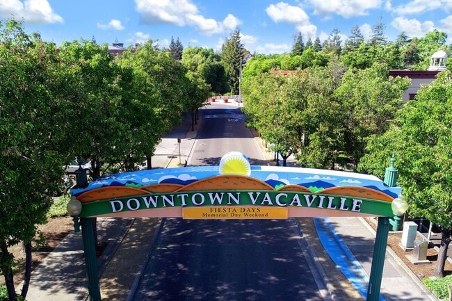 Building Photo - 528 Main St