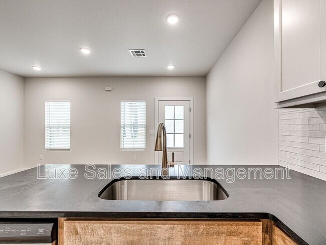 Building Photo - 618 W 2nd St