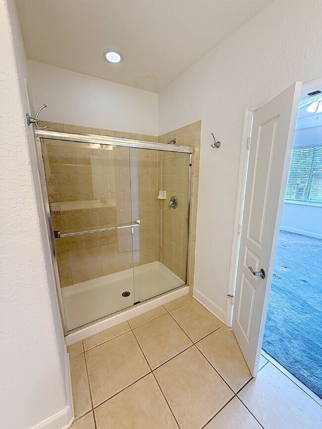 Building Photo - Beautiful 3 Beds and 2.5 Baths townhome with 2 car garage in Stonebridge Commons!