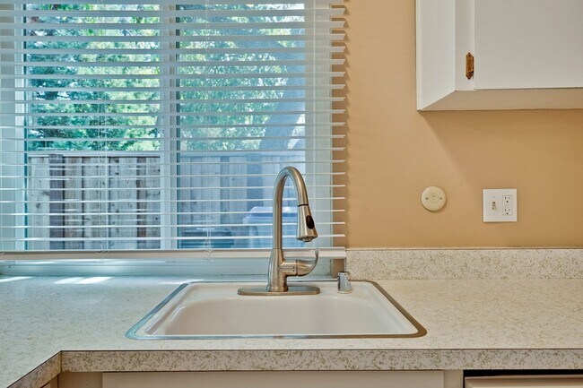 Building Photo - Remodeled 2 Bed 1 Bath Condo!