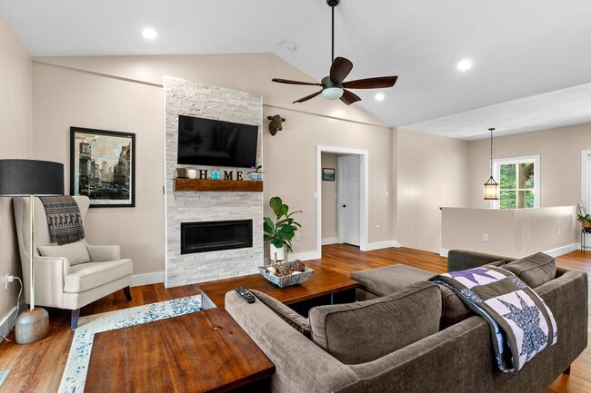 Building Photo - Spacious and Inviting - Beautifully-Mainta...
