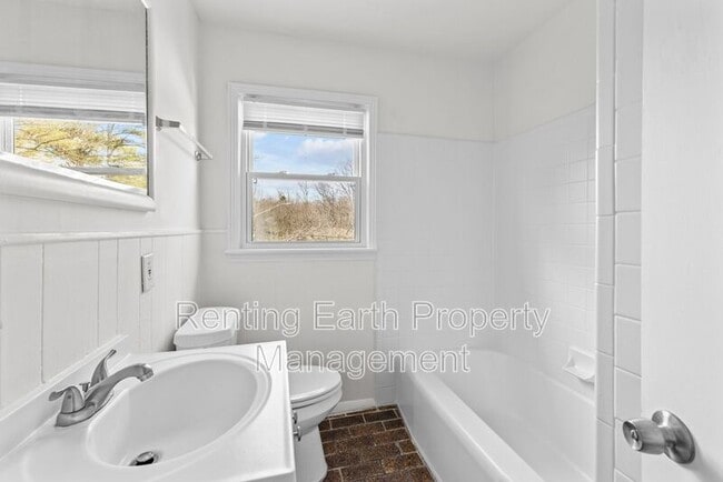 Building Photo - 1333 5th Pl NW