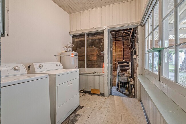 Building Photo - Charming bungalow