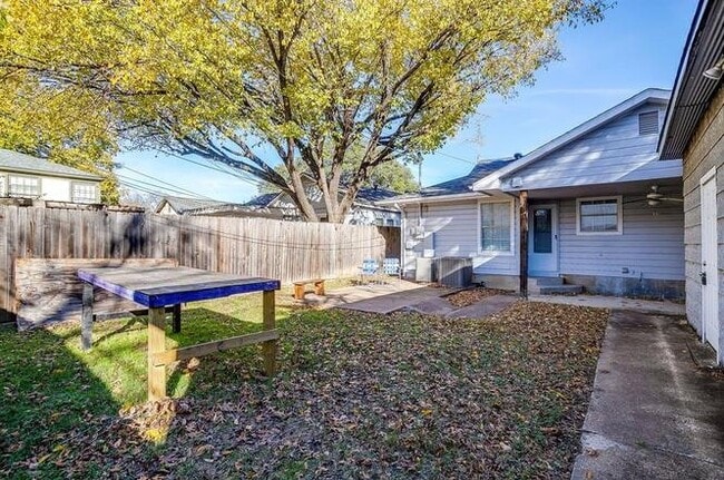 Building Photo - 3224 Cockrell Ave