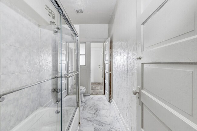 Building Photo - Spacious 1BR + 2.5BA Near USC and DTLA | First Floor Unit