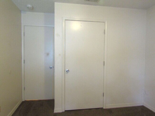 Building Photo - Spacious 2BR/1BA Apartment in West Pensaco...