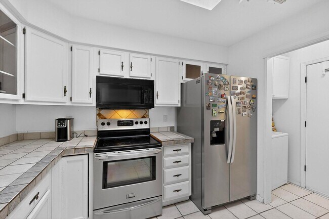 Building Photo - COMING SOON! Furnished 2 bedroom 2 bath Townhouse With A Bonus Room in a Great Location!